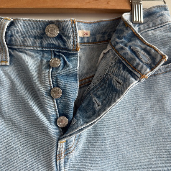 Levi’s Wedgie Mid Thigh Cut Off Shorts - Picture 4 of 9